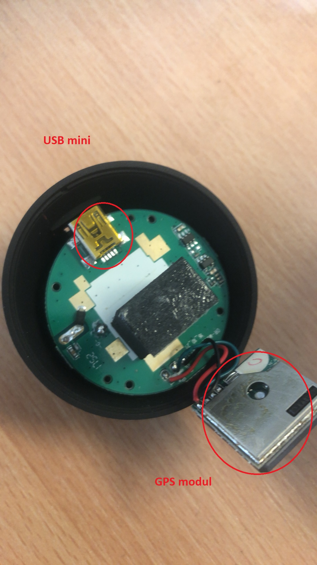 Dle deklarovaných údajů se jedná o magnetický držák s GPS anténou pro záznamové kamery do auta.
Držák obsahuje GPS anténu, konektor USB mini s PCB plochou přenosu a pružné piny s magnetem pro přenos napájení do zařízení.
Držák se na čelní sklo auta připevní pomocí 3M nálepky o rozměrech 4,6 x 4,1 cm.