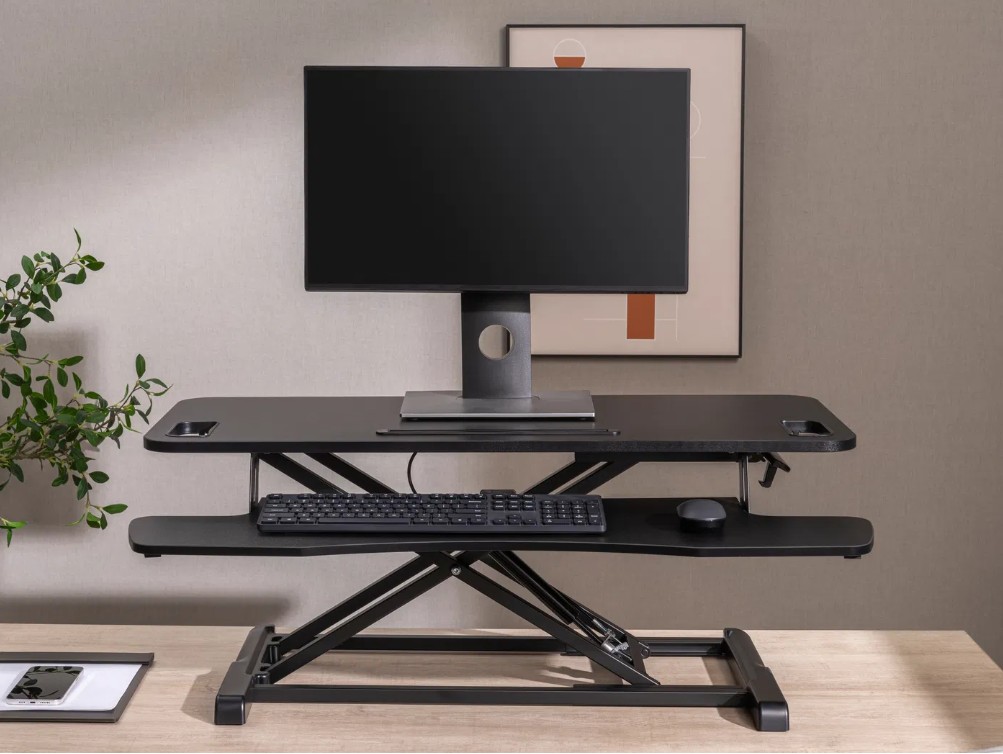 Dle deklarovaných údajů se jedná o podstavec pod monitor, určený k postavení na stůl.
Výška podstavce je nastavitelná 110 – 505 mm, rozměr desky 950 x 400 mm, nosnost 15 kg.
Podstavec se sestává z ocelové konstrukce, laminované dřevotřískové desky, police na klávesnici, otvoru pro držák monitoru, stojánku na tablet nebo telefon, plynového pístu, protiskluzových podložek.