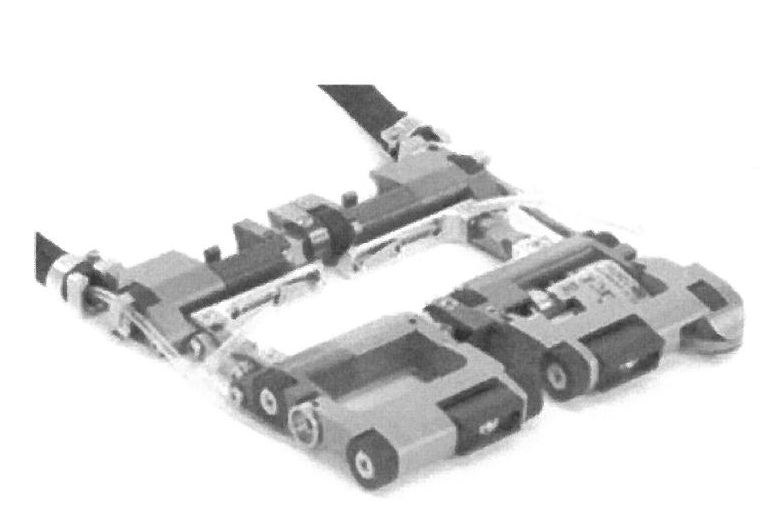 Dle deklarovaných údajů a předložené fotodokumentace se jedná o kovový mechanický nástavec, kombinovaný s plastem
Slouží pro upevnění ultrazvukových sond (sondy nejsou předmětem této ZISZ) a jejich přesné vedení po povrchu potrubí. Nástavec umožňuje plynulé pootáčení ultrazvukových sond (sondy slouží pro nedestruktivní kontrolu svárových spojů potrubí) kolem obvodu zkoušeného potrubí