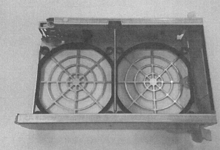 Dle deklarovaných údajů a předložené fotodokumentace se jedná o ocelový kryt ventilátoru serveru, který slouží k ochraně rotujících lopatek a k usměrnění proudění vzduchu uvnitř serveru. Kryt je vyroben ražením bez dalšího opracování.