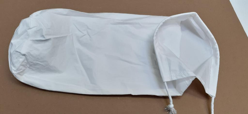 Dle deklarovaných ůdajů se jedná o sailorbag - pytel k balení zboží (polštářů a dek).
Materiál: 100% bavlna, šňůrky.
Tkaný pytel různých velikostí s posuvnými šňůrkami na stažení.