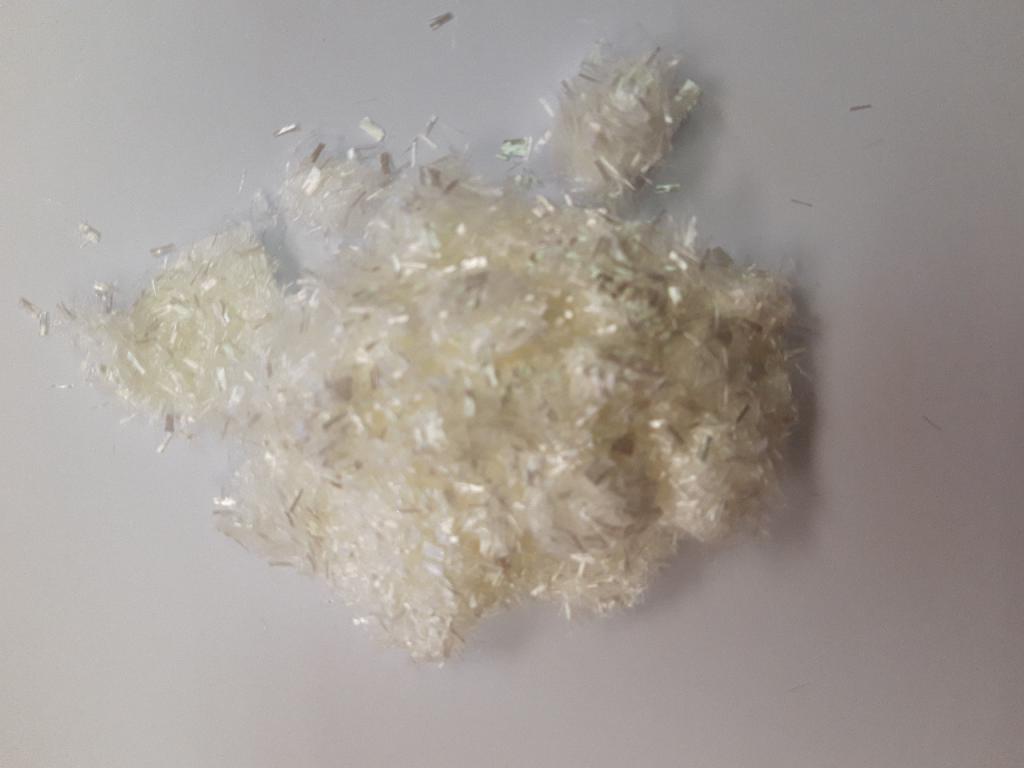Dle deklarovaných údajů se jedná o polyvinylalkoholové vlákna (postřižky) nažloutlé barvy, o délce 4 mm a jemnosti 2 dtex.
Surovina se používá pro výrobu vláknocementové střešní krytiny.
Obsah polyvinylalkoholu více než 95 %.
Balení: slisovaná vlákna v balících o hmotnosti 315 kg a následně balena po 6 balících na paletě.