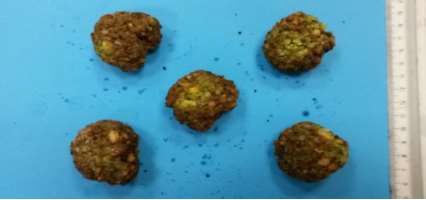 Dle deklarovaných údajů se jedná o veganský a vegetariánský pokrm z cizrny - falafel s příchutí špenátu.
Postup výroby: všechny suroviny se smíchají, vzniklá hmota se vylisuje do požadovaného tvaru (kuličky) a tyto se
následně usmaží ve fritéze. Proces je ukončen hlubokým zmražením a balením do plastového obalu nebo sáčku.
Složení: cizrna, špenát, bazalka, máta, pšenice, kukuřičný škrob, česnek, sůl, cibule, petržel, pepř, slunečnicový olej, vinný ocet, voda.
