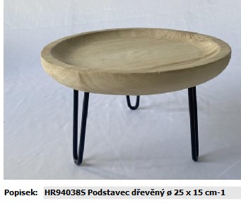 Dle deklarovaných údajů se jedná o podstavec ze dřeva s kovovými nožkami.
Slouží jako interiérový doplněk (drobný předmět bytového zařízení).
Materiál: pavlovnie, železné nožky.
Rozměr: 25 x 15 cm.