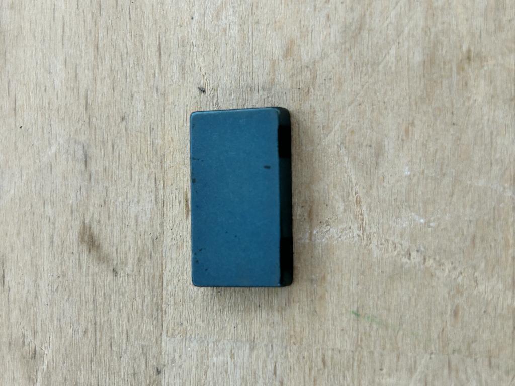 Dle poskytnutých údajů se jedná o permanentní magnet ve tvaru obdélníku.
Slouží k zabudování do rotoru, kde vytváří magnetický tok mezi statorem a rotorem. Rotor je poté zabudován do osobních vozidel s hybridním pohonem.
Materiál: neodym.
Výrobek je označen barvou, má povrchovou úpravu oxidovým filmem, nesestává se z propojených a vzájemně elektricky izolovaných segmentů a je určen ke zmagnetizování na permanentní magnet.

Rozměry: délka 21,6 mm, šířka 11,82 mm, tloušťka 3,9 mm.