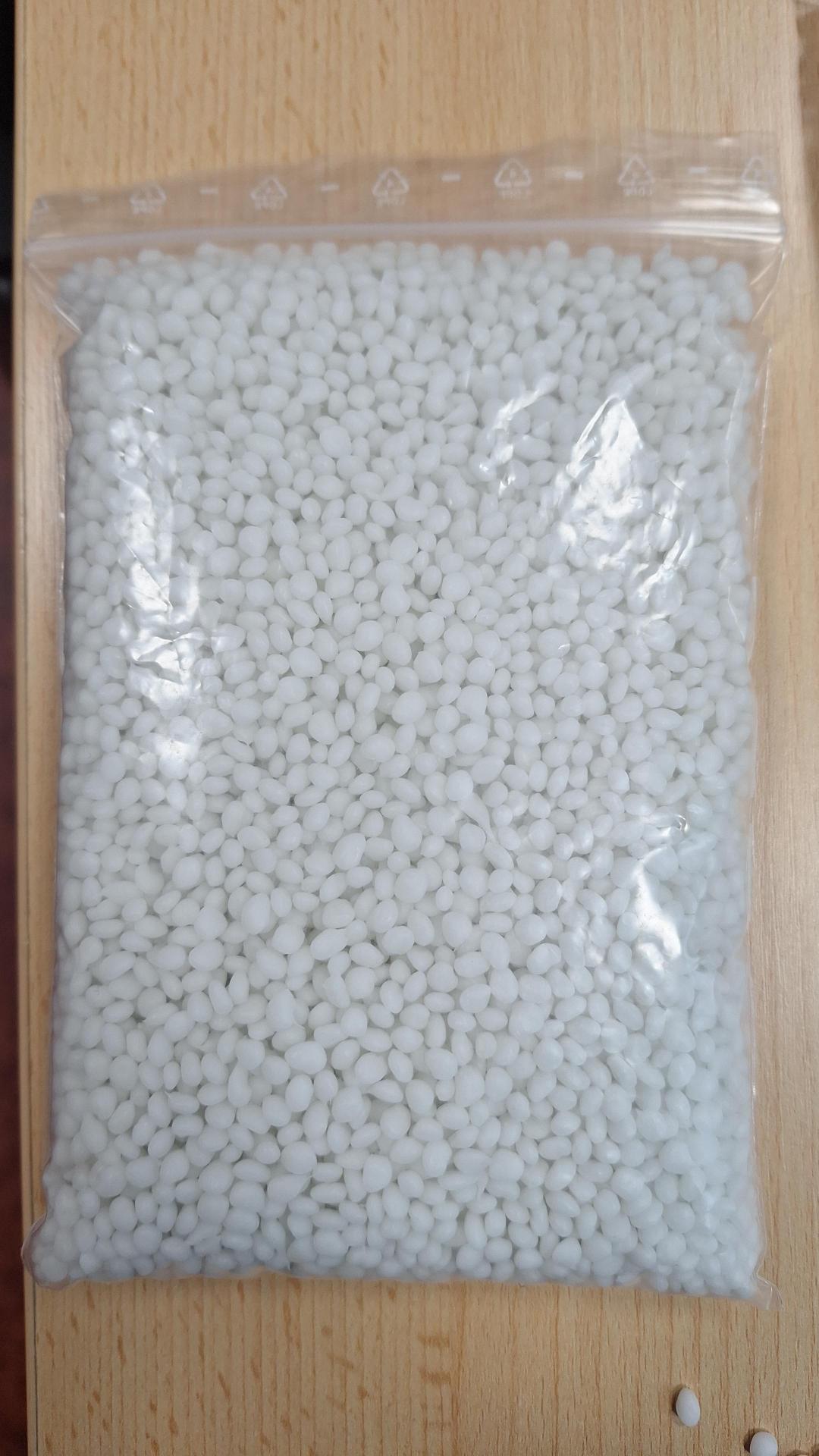 Dle deklarovaných údajů se jedná o termoplastický elastomer na bázi styrenu (TPE-S) v primární formě granulátu.
Slouží k výrobě součástí inhalátorů pro astmatiky.
Barva zrn granulátu: bílá.

Dodáváno v oktabínech.