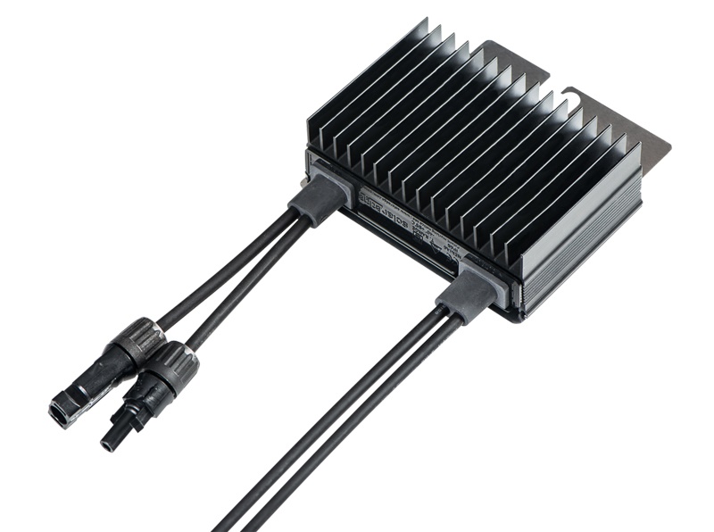 Dle poskytnutých údajů se jedná o optimizéry pro fotovoltaické panely solárních elektráren.

Optimizéry jsou DC/DC měniče, které je možno připevnit přímo na fotovoltaický panel a jejíž hlavní funkcí je převod proudu a napětí FV panelu na vhodný proud a napětí podle signálu ze střídače, čímž se zvýší účinnost střídače, který má stabilní DC napěti na vstupu a odpadá nutnost sledování bodu maximálního výkonu (nemusí regulovat velké odchylky jednotlivých napětí panelů). Další funkcí optimalizátoru je sledování výroby energie modulu, teploty a bezpečnostní funkce (pokud optimalizátor zjistí přepětí, nadproud nebo vysokou teplotu, střídač se vypne). Dále umožňuje spojení více typů panelů, vzdálené ovládání, zvyšuje životnost zařízení, v případě zastínění panelu optimizér pokračuje v omezené výrobě, nefunguje (bypassuje panel) jen při určité intenzitě stínu. Optimizéry nejsou programovatelné a fungují pouze s měničem.