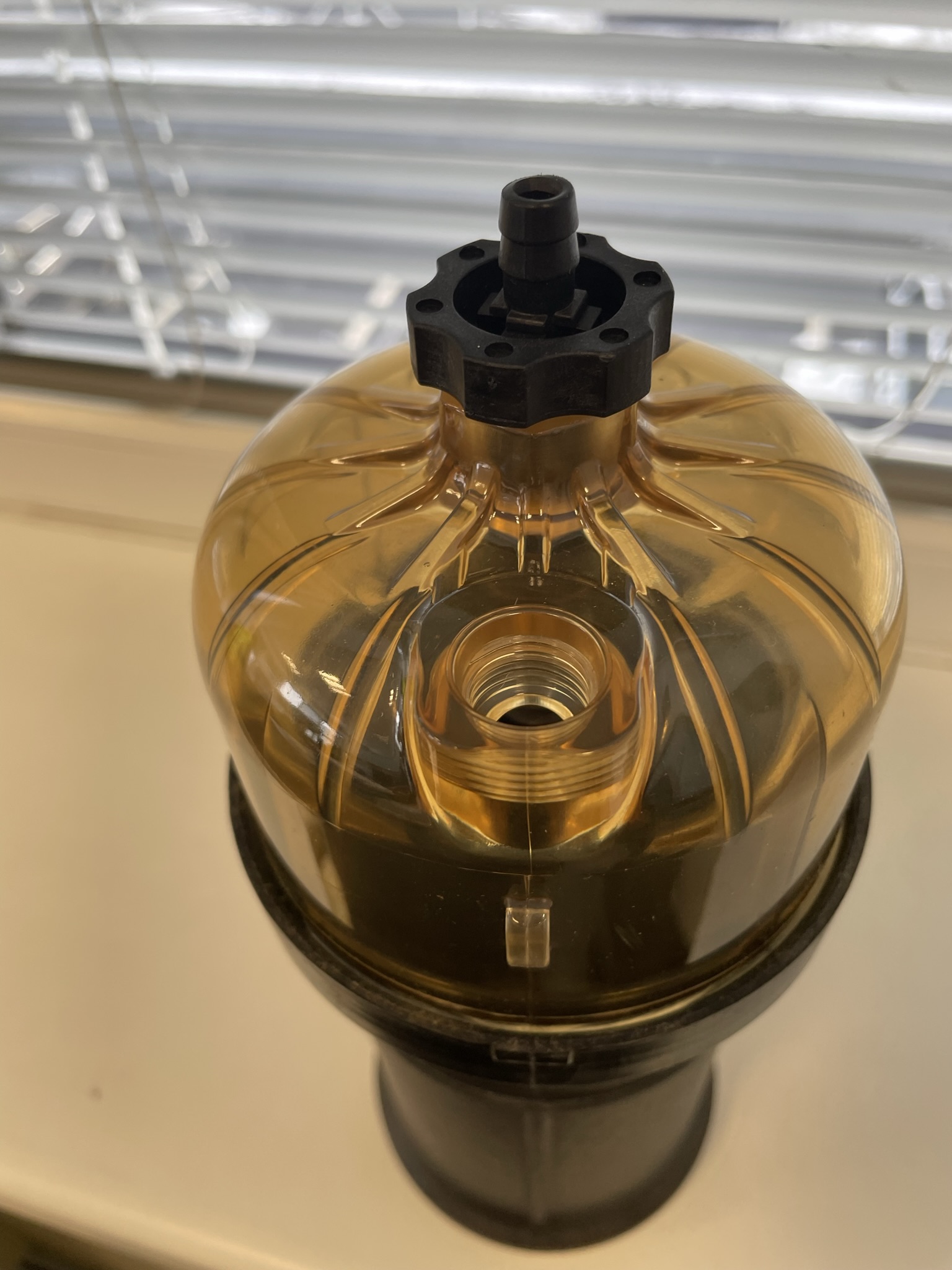 Dle deklarovaných údajů a obrazové dokumentace se jedná o plastové pouzdro filtru, do kterého se vkládá filtrační vložka. Po kompletaci vznikne palivový filtr pro spalovací motory těžké techniky. 

Spodní i horní část pouzdra je vyrobena metodou tlakového vstříknutí roztaveného granulátu do formy, poté jsou spojena pomocí závitu a těsnění.