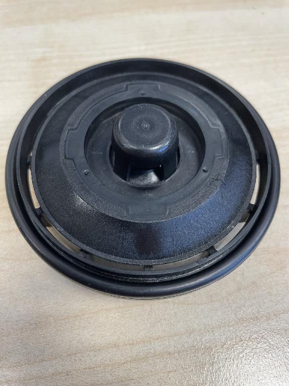 Dle deklarovaných údajů se jedná o horní víčko, které je součástí palivových filtrů pro spalovací motory používaných v těžké technice. Víčko filtru uzavře papírovou filtrační vložku, tím dá filtru kompatibilní tvar pro další montáž do stroje. Horním víčkem proudí přefiltrovaná kapalina zpět do motoru. Výrobek je vyroben z plastu a gumy. Plastová část výrobku je vyrobena metodou tlakového vstříknutí roztaveného plastového granulátu do formy. Poté je plastová část spojená ultrazvukovým svařováním s pryžovou částí.