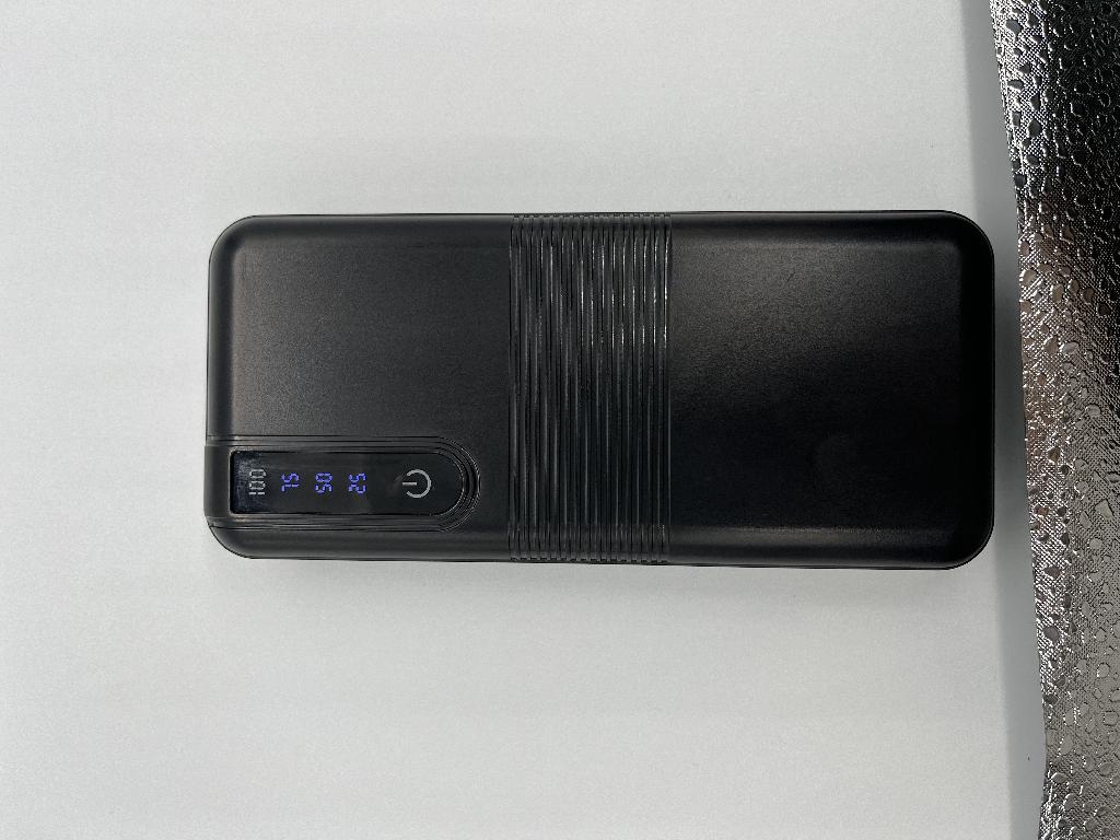 Dle poskytnutých údajů se jedná o elektrický lithium-iontový akumulátor (powerbanku) o kapacitě 20 000 mAh.
Zařízení je určeno k uchovávání elektrické energie a jejímu výdeji k dobíjení různých elektronických zařízení.

Výrobek disponuje třemi výstupními porty a umožňuje tak nabíjení více zařízení současně. 

Je dodáván s nabíjecím USB-Micro kabelem o délce 0,3 m.
Technické parametry:
— rozměry: 144 x 65 x 21 mm;
— hmotnost: 263 g;
— výstupy (3 x USB-A): 5 V/2 A (10 W);
— vstup (USB-Micro): 5 V/2 A (10 W);
— nabíjecí kabel (USB-Micro): 2 A.