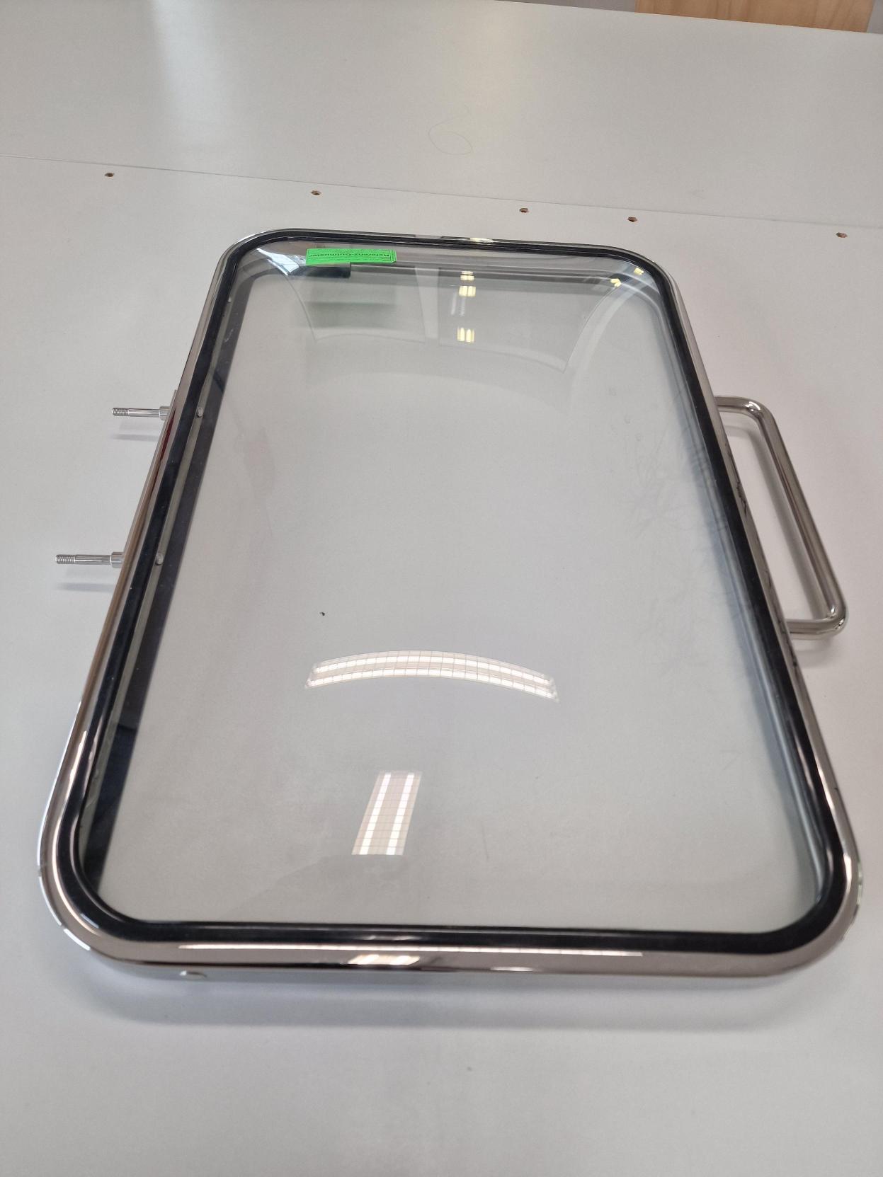Dle deklarovaných údajů se jedná o skleněné víko určené pro indukční nádobu na jídlo (chafing dish).

Víko je opatřeno brzdou (zajišťující pomalé zavírání víka) a úchytkou.

Materiál: tvrzené sklo usazené v rámu z nerezavějící oceli, fixováno silikonovým těsněním. Sklo dává výrobku podstatný charakter.

Rozměr: 578 x 372 x 62 mm.

Vyrobeno v Číně.