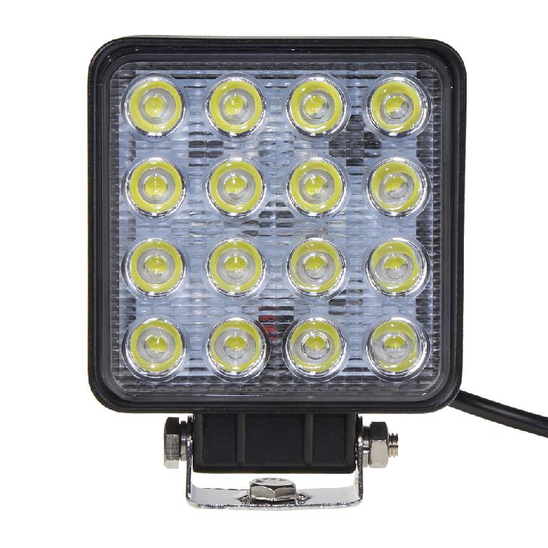 Dle deklarovaných údajů se jedná o hranaté LED světlo. Zboží je určeno k instalaci do motorových vozidel pro osvětlení prostoru i jako couvací světlomet pro osobní a nákladní automobily, rypadla, nakladače, offroad vozy a jinou pracovní techniku.
 
Technické parametry:
⦁ rozptýlený paprsek světla 60º;
⦁ 16x LED modul 3 W, barevná teplota světla 6000 K;
⦁ světelný tok 3840 lm;
⦁ napájecí napětí 10 V-30 V;
⦁ proudový odběr 3 A/12 V - 1,4 A/24 V;
⦁ odolnost proti nárazu, stupeň ochrany IP68;
⦁ životnost 30 000 h;
⦁ vnější rozměry: 110 mm x 110 mm x 57 mm (výška s držákem 138 mm);
⦁ montáž na držák
⦁ montážní šrouby v balení

Pro napájení světla je vhodné použít vypínač, spínací relé a pojistku (není součástí balení).

Obsah balení: LED světlo, držák s montážními šrouby.