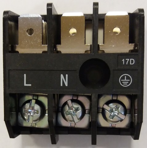 Dle poskytnutých údajů se jedná o propojku elektrické kabeláže - svorkovnici.

Zboží je vyrobeno z plastu a kovu.

Výrobek slouží k propojení kabeláže vstupního napájení a řídící jednotky klimatizace.

Rozměry: 35,6 x 37,5 x 22 mm.

Baleno v kartonových obalech po 240 ks.