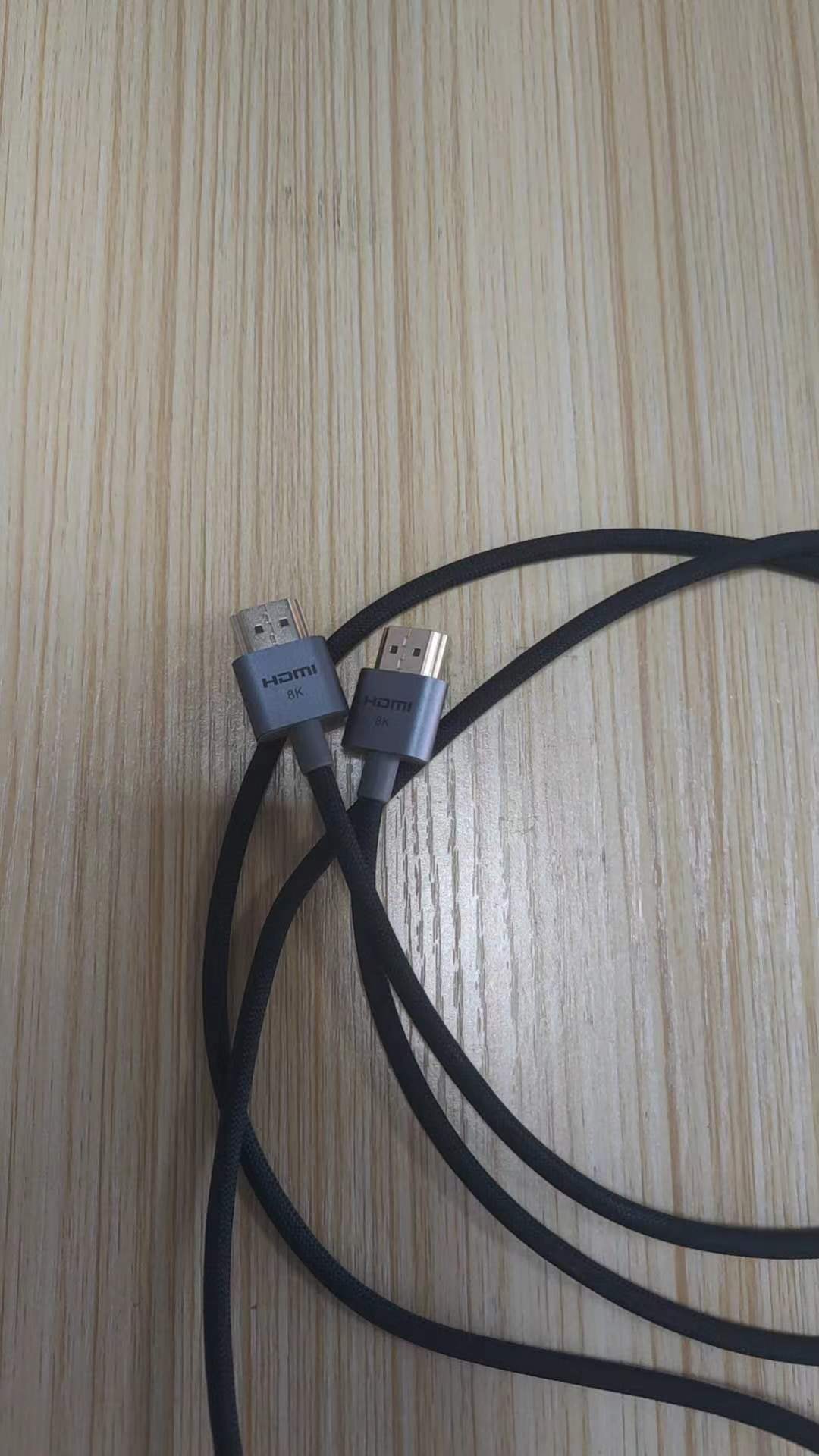 Dle poskytnutých údajů se jedná o izolovaný kabel na obou koncích vybavený přípojkami HDMI.
Výrobek je určen k přenosu obrazu / hudby, při propojení kompatibilních zařízení. Určeno pro napětí nepřesahující 1000 V.
Technické údaje:

•	délka kabelu: 2 m;
•	přípojky: 2 x HDMI, 8K, 60 Hz;
•	Materiál: aluminium, TPE.