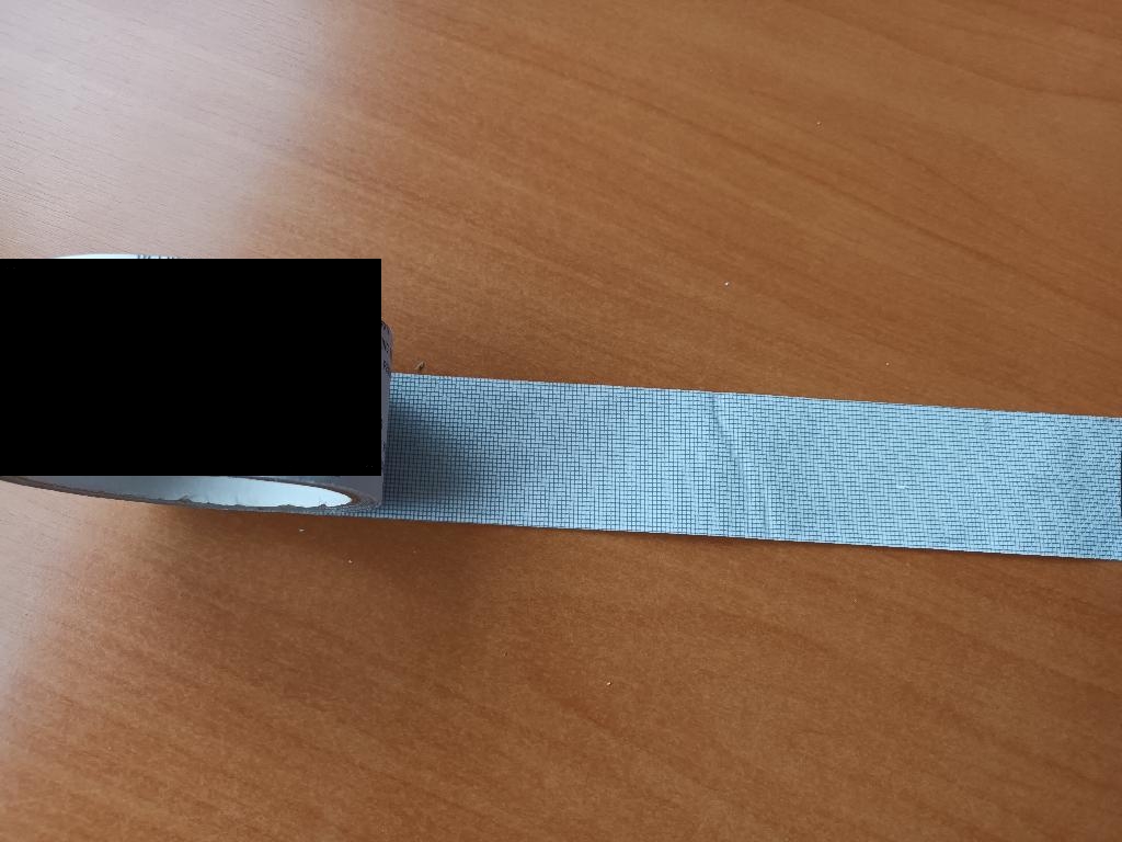 Dle poskytnutých údajů se jedná o textilní pásku s lepící vrstvou,  určenou k opravě poškozených sítí proti hmyzu.

Materiál: tkaná páska ze syntetických vláken (polypropylen, polyethylen), s vrstvou lepidla na bázi akrylových polymerů (textil tvoří lícní stranu). Páska je na papírovém podkladu, který je před aplikací sejmut. 

Rozměry pásky: šířka 5 cm nebo 10 cm; délka 4 m (v návinu na kotouči).

Rozměr příčného průřezu vlákna: 0,30 mm.