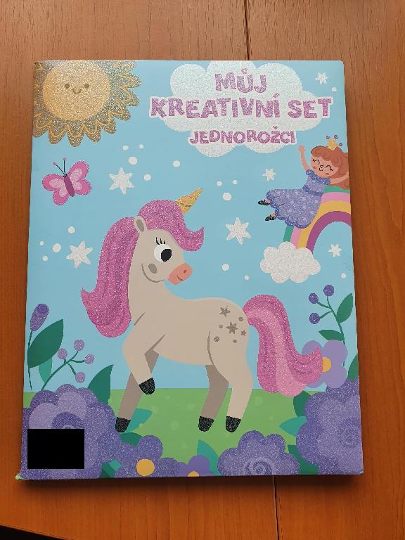 Dle deklarovaných údajů a předloženého vzorku se jedná o kreativní sadu pro děti od 3 let, která dětem slouží k hraní, zábavě a procvičování grafomotorických dovedností a jemné motoriky.

Sada obsahuje sešit, který je tvořen osmi stranami s aktivitami a vystřihovánkami k vyrábění a tvořivé činnosti, přičemž vystřihovánky tvoří polovinu sešitu (např. motýlí křídla k výrobě motýlka, skládačka nebe-peklo-ráj, pozvánka na párty, hra pexeso apod.). Dále sada obsahuje tři listy samolepek v podobě různých obrázků a písmen a dále tři listy vylamovacích obrázků (např. skládací krabička, figurky k postavení do podstavce, visačky k výrobě řetězu, záložky do knih apod.). Jednotlivé komponenty kreativní sady jsou vloženy do vnitřních kapes papírových desek stejného designu.

Materiál: papír.