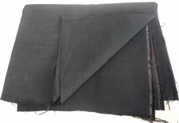 Gewebe (lt. Antrag: "Stoff Sidona", siehe Foto)
- als Meterware,
- mit einer Breite von mehr als 30 cm,
- aus (lt. Untersuchung) 33,8 GHT synthetischen Spinnfasern (Polyester), 27,4 GHT 
  künstlichen Spinnfasern (Viskose), 23,8 GHT synthetischen Filamenten (Polyester),
  13 GHT Baumwolle und 2 GHT Ramie,
- gefärbt,
- in Musterbindung