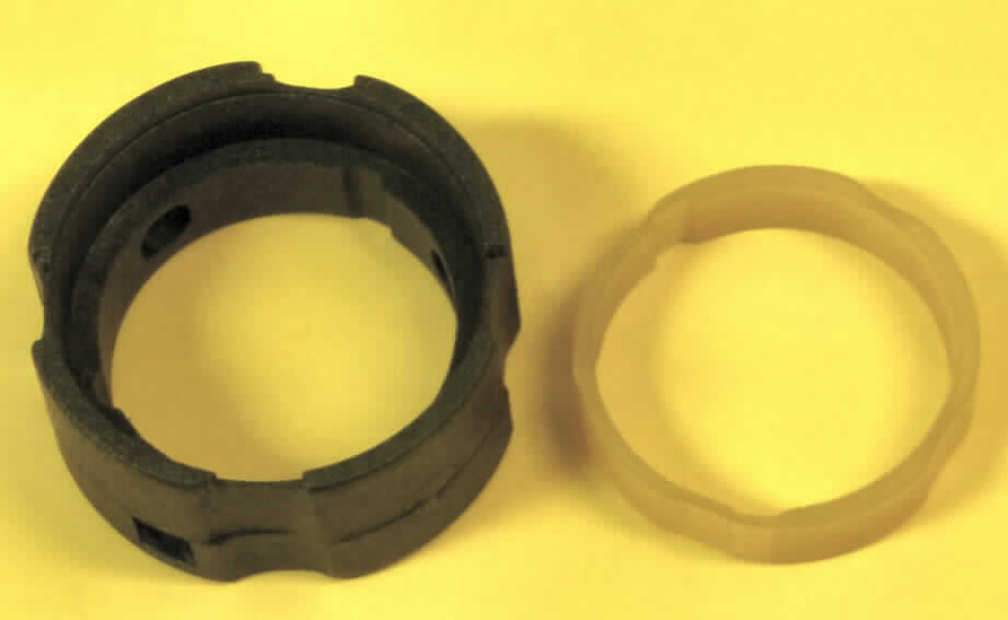 Teil eines Schaltgetriebes für Kraftfahrzeuge, sog. Klemmringe für Schaltknauf, Foto siehe Anlage,
- ringförmige Erzeugnisse mit verschiedenen Einkerbungen und Aussparungen,
- aus Kunststoff,
- dienen als Verbindungselemente zwischen Schaltknauf und Ledermanschette ,
- mit einem Durchmesser von ca. 2,8 cm,
- erkennbares Teil eines Schaltgetriebes zum Einlegen der verschiedenen Gänge in PKWs .

"Teil für Kraftfahrzeug (Klemmringe), Teil von Schaltgetriebe, nicht für die industrielle
 Montage, nicht gesenkgeschmiedet"