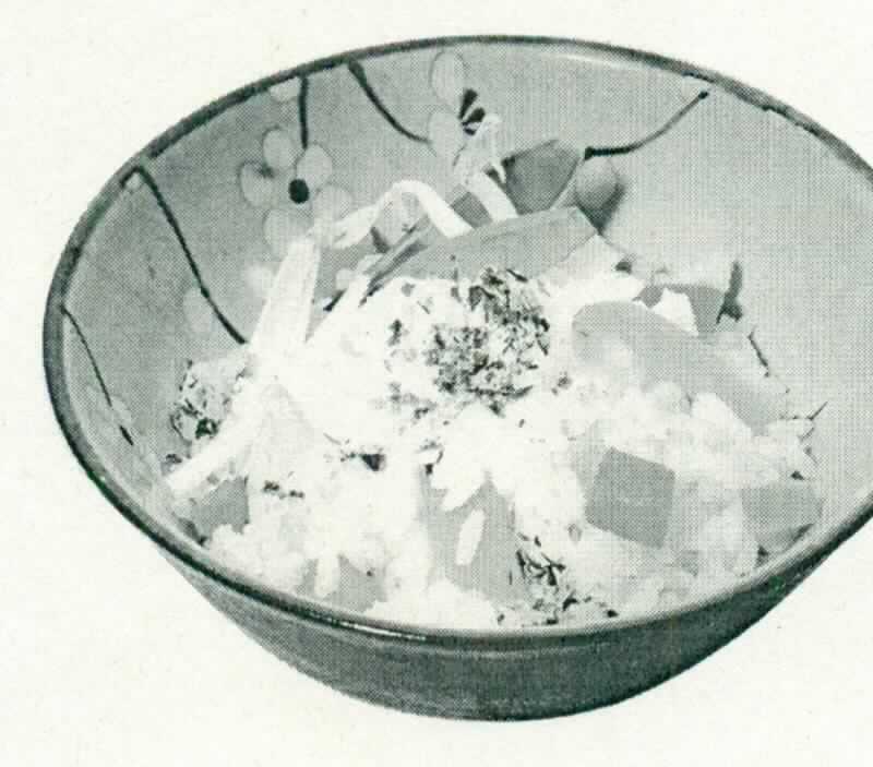 Nach den Antragsangaben und den ergänzenden Angaben handelt es sich bei der als "grüne Nori-Flocken" bezeichneten Ware um getrocknete, mehrzellige Algenteile der Art Ulva pertusa (grüne Meeresalgen), die keine über das Kapitel 12 hinausgehende Be- oder Verarbeitung erfahren haben.

Die Algen sind in Gebinden mit einem Gewicht von 10 kg verpackt und nach den vorliegenden Unterlagen zur menschlichen Ernährung (Lebensmittel) bestimmt.

Zolltarifrechtlich handelt es sich um genießbare, getrocknete Algen.