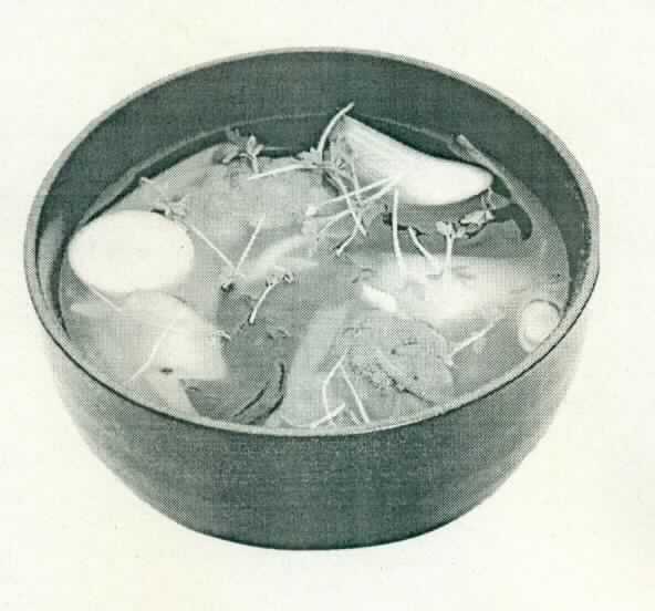 Nach den Angaben der Antragstellerin handelt es sich um lediglich geschnittene, gewaschene und getrocknete Algen der Art Undaria pinnatifida (sog. Cut Wakame). Sie haben keine über das Kapitel 12 hinausgehende Be- oder Verarbeitung, insbesondere keine Röstung, erfahren.

Die Algen sind nach den Angaben auf dem mitübersandten Etikett zur menschlichen Ernährung (Lebensmittel) bestimmt. Sie werden in Kunststofftüten á 10 kg verpackt. 

Zolltarifrechtlich handelt es sich um "getrocknete, genießbare Algen".