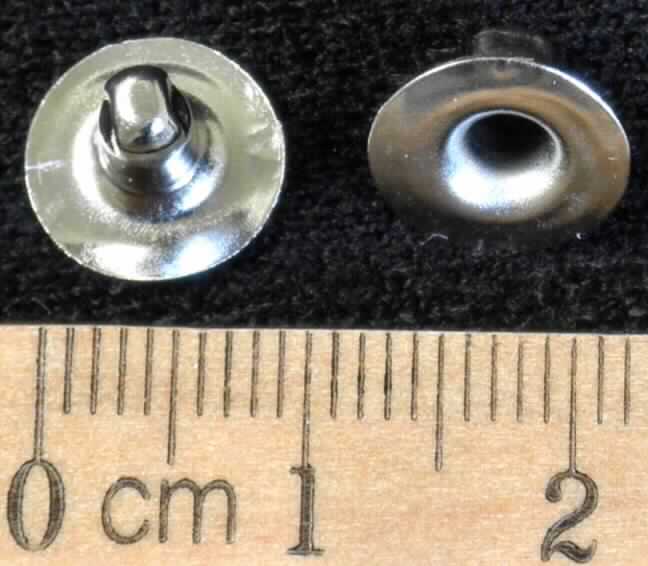 Es handelt sich um Nietunterteile aus Stahl mit einem am unteren Ende geschlossenen und zum Kopf hin offenen Hohlschaft von ca. 6,5 mm Länge sowie mit einem Flachkopf mit einem Durchmesser von ca. 10 mm.
Die Nietunterteile werden zusammen mit passenden Nietkappen (nicht Gegenstand dieser vZTA) zur Befestigung von Adresstaschen an Versandbehältern verwendet.
-Antragstellerangaben - 

Abbildung siehe Anlage.

Derartige Erzeugnisse gehören als "Teile aus unedlen Metallen von Hohlnieten aus unedlen Metallen" zur Codenummer 8308 2000 90 des Integrierten Zolltarifs der EG (TARIC).