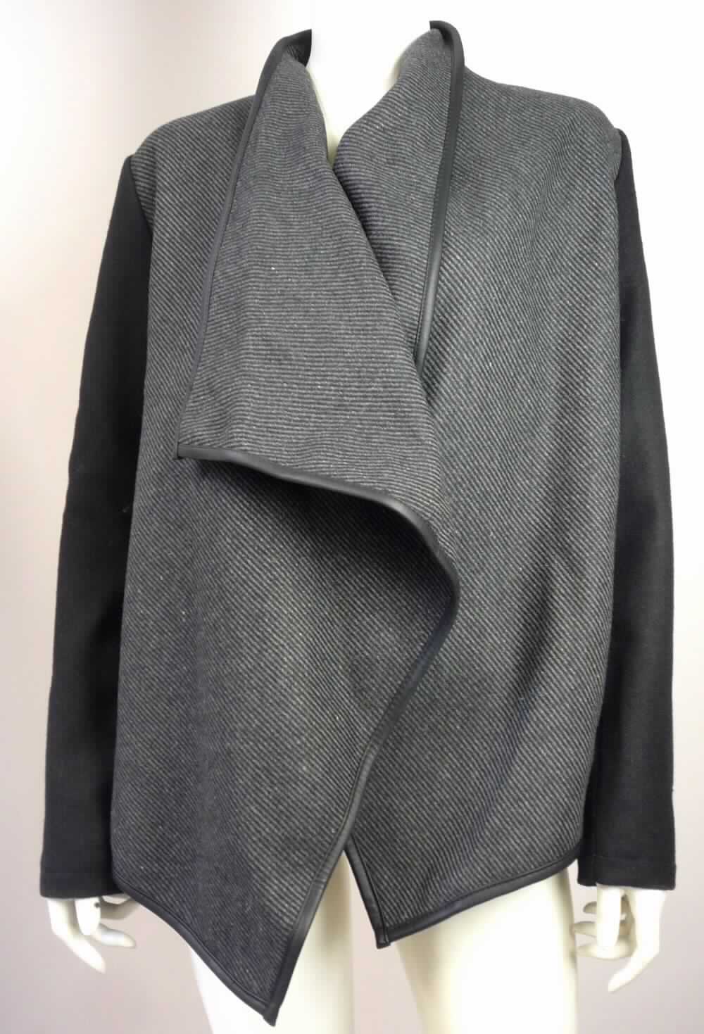 Jacke, Art. D6104N43216A//15-0054, Größe M, Foto siehe Anlage,
- aus ca. 1,3 mm dicken, einfarbigen und buntgewebten Geweben aus laut Antrag 80 % Polyester (synthetische 
  Chemiefasern) und 20 % Wolle,
- durchgehend gefüttert,
- über die Taille reichend (Rückenlänge: ca. 61 cm), mit bis zu 20 cm längeren Vorderteilen,
- hinten mit einem Stehkragen,
- vorn mit einer durchgehenden Öffnung ohne Verschluss,
- ohne Hinweise auf den Trägerkreis (unisex),
- mit langen Ärmeln,
- entlang der Öffnung und am unteren Rand mit einem bandartigen Zuschnitt augenscheinlich aus einem
  Gewebe der Position 5903 eingefasst, 
- keine Arbeits- und Berufskleidung.

"Jacke, aus Geweben, für Frauen, aus synthetischen Chemiefasern, keine Arbeits- und Berufskleidung"