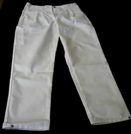 Lange Hose (Arbeitshose) für Frauen, sog. Bundhose für Frauen (Artikel 0251750),
Größe 40, siehe Foto,
- aus 0,5 mm dicken, einfarbigen, köperbindigen Geweben aus laut Antrag 65% Polyester
  (synthetische Chemiefasern) und 35% Baumwolle,
- ungefüttert,
- in der Taille abschließend; mit einem angesetzten Taillenbund mit Gürtelschlaufen,
- vorne mit einer Öffnung mit Knopfverschluss und einer Patte von rechts auf links 
  (Frauenkleidung),
- vorne mit zwei seitlich eingesetzten, offenen Taschen und einer aufgesetzten Gesäßtasche,
- mit langen Hosenbeinen, bis zu den Knöcheln reichend; an den Beinabschlüssen gesäumt,
  mit Druckknöpfen zu verengen,
- aufgrund des strapazierfähigen Materials, der einfachen Ausstattung und des
  zweckbestimmten Schnitts erkennbar ausschließlich oder hauptsächlich dazu bestimmt,
  bei der Ausübung einer beruflichen Tätigkeit zum Schutz der Person getragen zu werden.