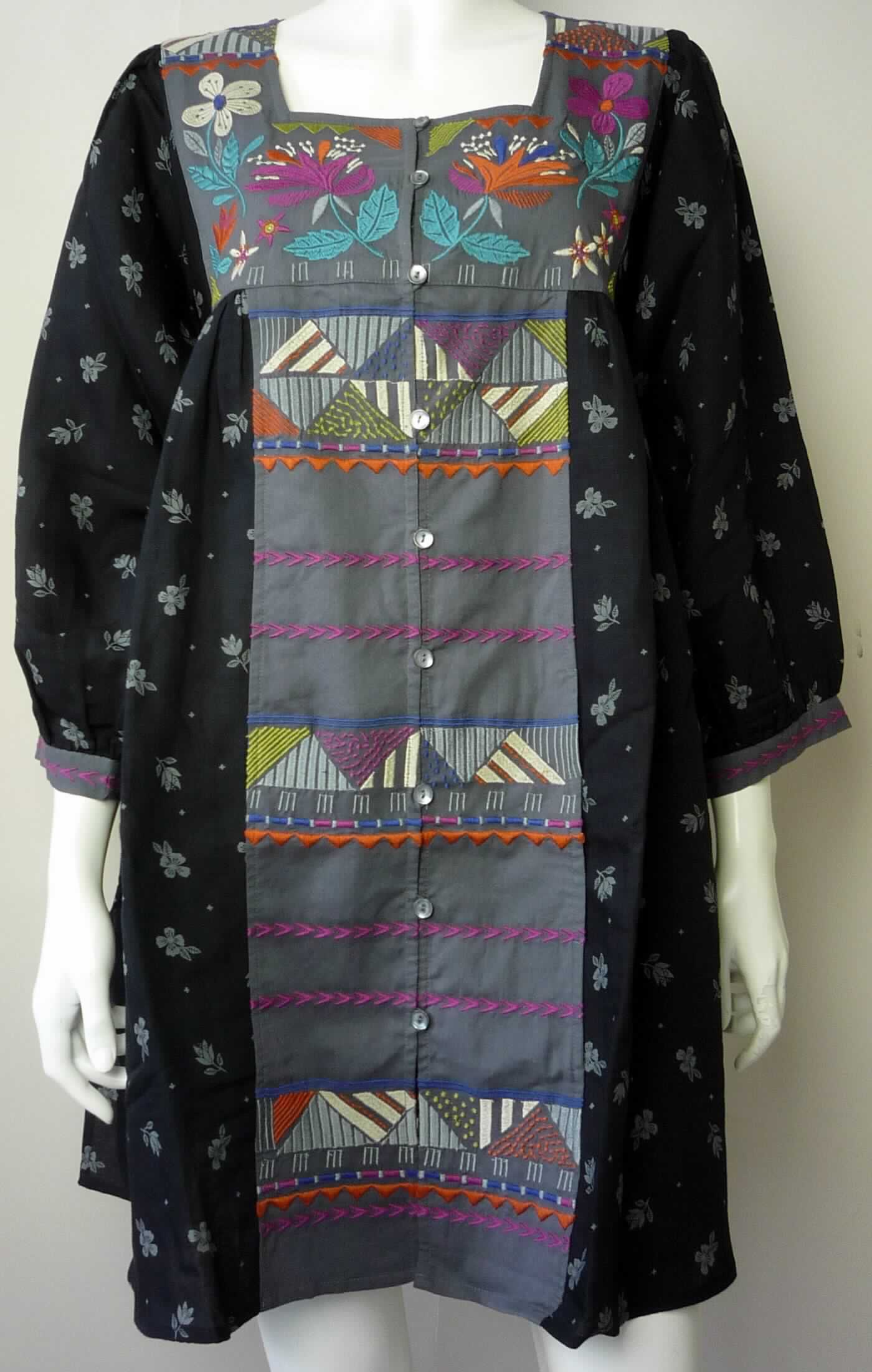 Kleid, sog. Tunika, Art. 67608, Größe M, Foto siehe Anlage,
- aus ca. 0,3 mm dicken, buntbedruckten (nicht nach dem Batik-Verfahren handbedruckt) Geweben aus laut 
  Antrag 55 % Viskose (künstliche Chemiefasern) und 45 % Leinen sowie mit Einsätzen vorn und auf den 
  Schultern aus Stickereien der Position 5810 mit einem Stickgrund aus ca. 0,3 mm dicken, einfarbigen Geweben
  aus laut Antrag 100 % Baumwolle,
- über die Mitte der Oberschenkel hinausreichend (Rückenlänge: ca. 88 cm),
- mit einem viereckigen Halsausschnitt,
- vorn mit einer durchgehenden Öffnung mit Knopfverschluss von rechts über links; der letzte Knopf befindet sich 
  ca. 16,5 cm vom unteren Rand entfernt (somit schrittbedeckend), 
- mit 3/4-langen Ärmeln, an den Ärmelenden mit angesetzten, bestickten, verengenden Bündchen, 
- mit ca. 20 cm hoch reichenden Seitenschlitzen,
- am unteren Rand durch Umschlagen und Festnähen gesäumt,
- kann ohne ein weiteres, den Unterkörper bedeckendes Kleidungsstück getragen werden,
- insbesondere im Hinblick auf den Umfang herrscht das Gewebe aus Viskose und Leinen vor und bildet damit 
  das für die Spinnstoffermittlung maßgebende Flächenerzeugnis.

"Kleid, aus Geweben, für Frauen, aus künstlichen Chemiefasern, nicht nach dem Batik-Verfahren handbedruckt"