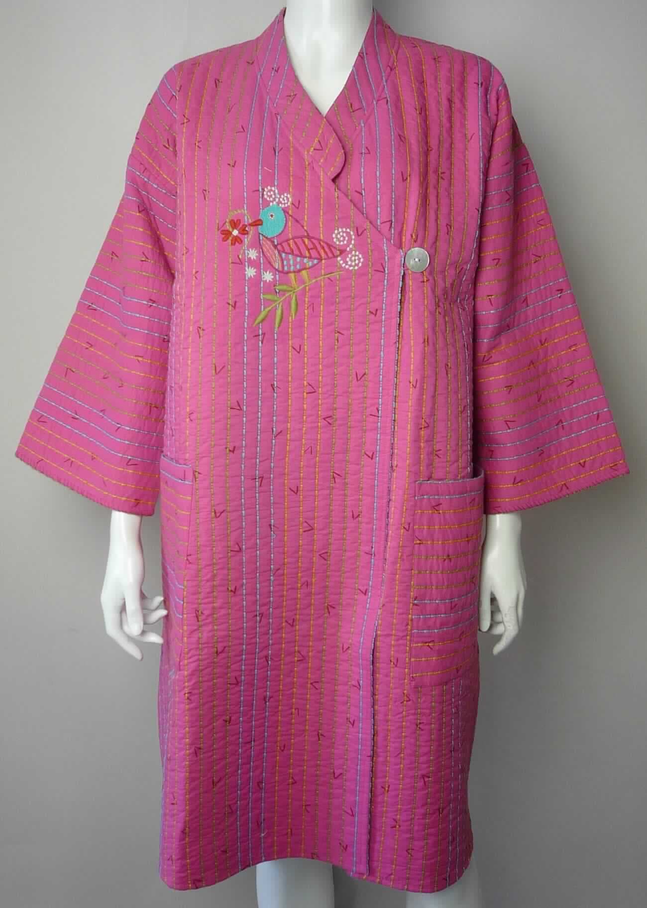 Mantel, sog. Kimono, Art. 67715, Größe M, Foto siehe Anlage,
- aus einem dreilagigen, abgeteilt versteppten Verbunderzeugnis der Position 5811; mit einer Innen- und 
  Außenlage aus ca. 0,2 mm dicken, buntbedruckten (Außenlage) bzw. einfarbigen (Innenlage) Geweben 
  aus laut Antrag 100 % Baumwolle sowie einer Zwischenlage aus Wattierungsstoff,
- ungefüttert (u. a. deshalb kein Parka),
- über die Mitte der Oberschenkel hinausreichend (Rückenlänge: ca. 98 cm), 
- hinten mit einem schmalen Stehkragen,
- vorn mit einer durchgehenden Öffnung, mit einem breiten Untertritt, im Brustbereich mit einem in die innere, 
  rechte Seitennaht und einem am linken Vorderteil angenähten Bindeband sowie einem Knopf von rechts auf
  links zu schließen (Frauenkleidung), 
- mit weiten, langen Ärmeln, 
- im Brustbereich mit einem aufgestickten Motiv verziert,
- vorn mit zwei aufgesetzten, offenen Taschen unterhalb der Taille,
- am unteren Rand durch Umschlagen und Festnähen gesäumt,
- mit einem Stückgewicht von ca. 455 g, 
- wird im Allgemeinen über jeder anderen Kleidung und zum Schutz gegen das Wetter getragen,
- erfüllt die Merkmale zur Einreihung als Mantel, deshalb keine Ware der Position 6211. 

"Mantel, aus Geweben, für Frauen, aus Baumwolle, mit einem Stückgewicht von weniger als 1 kg"