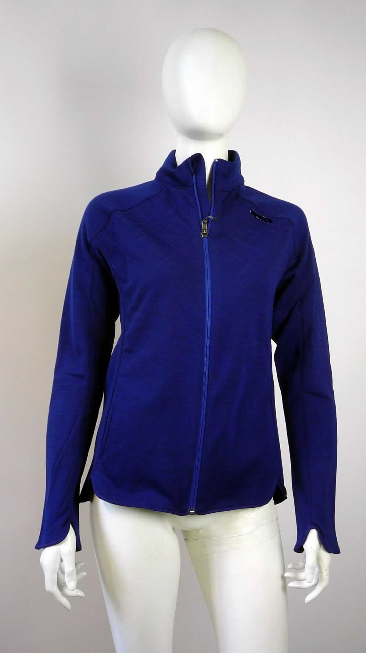 Jacke, sog. Midlayer full zip STUFF / knit, Art. 526091, Größe S, Foto siehe Anlage,
- aus ca. 1,2 mm dicken, buntgewirkten, einseitig (auf der Innenseite) gerauten Gewirken aus laut Antrag 
  45 % Wolle und 55 % Polyester (synthetische Chemiefasern),
- über die Taille reichend (Rückenlänge: ca. 64 cm), 
- mit einem Stehkragen,
- vorn mit einer durchgehenden Öffnung mit einem bis in die Kragenspitzen reichenden Reißverschluss, 
  am Kragenrand mit einer kurzen Überlappung von rechts über links (Frauenkleidung),
- mit langen Ärmeln, 
- mit zwei eingesetzten Taschen unterhalb der Taille,
- in Bahnen gearbeitet,
- am unteren Rand durch Umschlagen und Festnähen gesäumt.

"Jacke, aus Gewirken, für Frauen, aus synthetischen Chemiefasern"