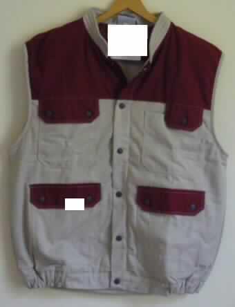 Weste für Männer, sog. Jacke (Thermoweste, Artikel 0840037), Größe 50, siehe Foto,
- aus verschiedenen, 0,5 mm dicken, strapazierfähigen, köperbindigen, einfarbigen Geweben
  aus laut Antrag 65% Baumwolle und 35% Polyester (synthetische Chemiefasern),  
- über den Schritt reichend (Rückenlänge: 71 cm), 
- mit einem Stehkragen,
- vorne mit einer durchgehenden Öffnung mit Knopfverschluss von links über rechts
  (Männerkleidung), 
- ärmellos, somit keine Jacke der Position 6203; wattiert gefüttert,
- mit zwei aufgesetzten Brusttaschen und zwei aufgesetzten Taschen unterhalb der Taille,
  alle Taschen mit Patte,
- am unteren Rand mit einem elastisch verengten Bund,
- aufgrund des strapazierfähigen Materials, der Ausstattung und des zweckbestimmten 
  Schnitts erkennbar ausschließlich oder hauptsächlich dazu bestimmt, bei der Ausübung
  einer beruflichen Tätigkeit zum Schutz der Kleidung/ Person getragen zu werden (somit
  Arbeits- und Berufskleidung).