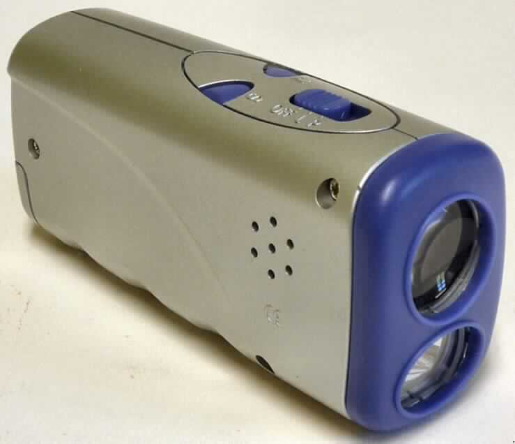 Sog. Time Projector, s. Foto, als zusammengesetzte, tragbare Ware in Form eines ca. 8 x 4 x 2,5 cm großen Kunststoffgehäuses mit Befestigungsöse, bestehend aus einer batteriebetriebenen Projektionsuhr mit Datums- und Zeitangabe (Stunde, Minuten und Wochentag), und einer Taschenlampe. Die notwendigen Funktionstasten befinden sich auf der Gehäuseoberseite.
Die von Personen zu tragende Ware wird der von den gleichermaßen in Betracht kommenden Positionen in der Kombinierten Nomenklatur zuletzt genannten Position zugewiesen. 

Sie ist in einem bedruckten Karton verpackt und wird als als "den Taschenuhren ähnliche Uhr, mit Gehäuse aus Kunststoff, elektrisch betrieben" eingereiht.
