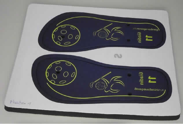 Schuhteile/Laufsohlen (Foto siehe Anlage)
- bei separater Gestellung der Laufsohlen ohne Oberteile,
- in einer handelsüblichen Verpackung (Board),
- aus (lt. Antrag) Kunststoff,
- mit einer bedruckbaren Sohlenoberseite aus Spinnstoff, 
- nicht handgearbeitet

"Schuhteile (Laufsohlen) aus Kunststoff, nicht handgearbeitet"