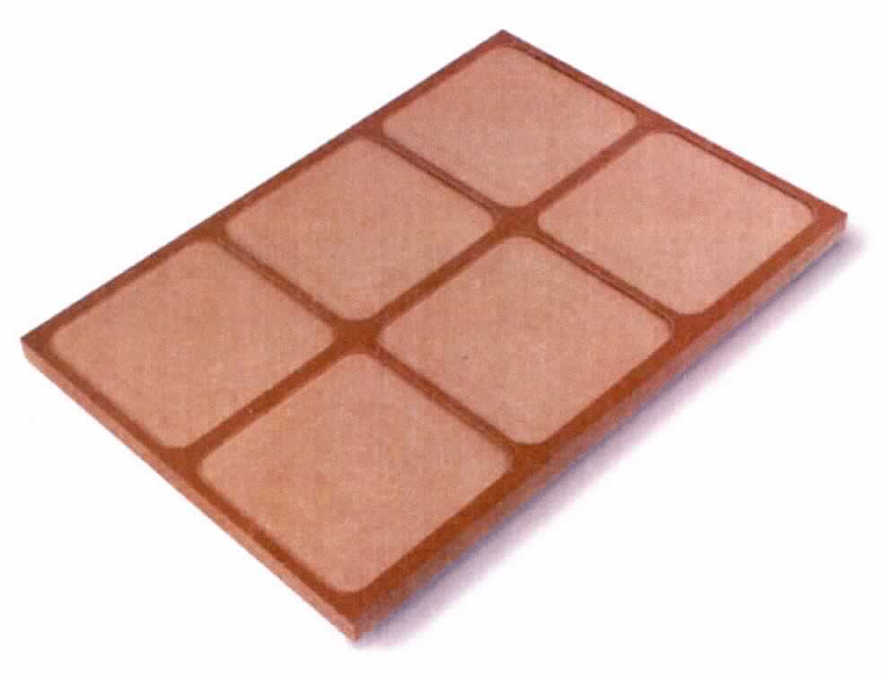 "Halterung, Art. UNI-4047"
- Druckschablone/ -rahmen bzw. -halterung aus einer rechteckigen Faserplatte (MDF, lt. Antragsteller), 
  mit sechs passgenauen Aussparungen (Länge x Breite jeweils 9 x 9 cm, Tiefe ca. 0,3 cm) zur Aufnahme
  von Untersetzern (nicht Gegenstand dieser vZTA), Abmessungen ca. 210 x 297 mm (lt. Antragsteller),
- dient dem Halten/Fixieren von z.B. Untersetzern während des Druckvorgangs.
(Abbildungen siehe Anlage)

"Andere als in den Positionen 4401 bis 4420 genannte Ware aus Holz, kein Kleiderbügel, aus Faserplatten"