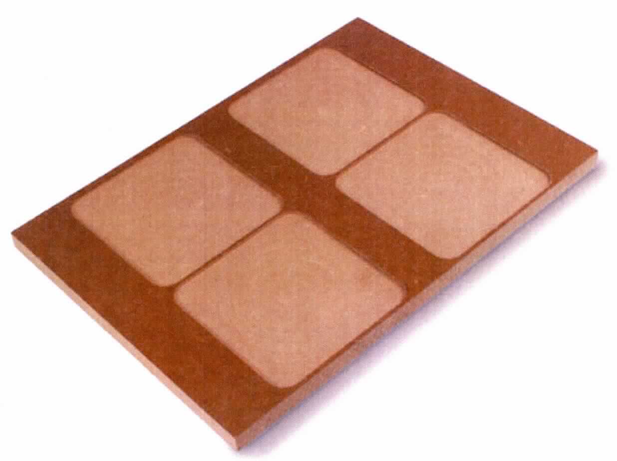 "Halterung, Art. UNI-4053"
- Druckschablone/ -rahmen bzw. -halterung aus einer rechteckigen Faserplatte (MDF, lt. Antragsteller), 
  mit vier passgenauen Aussparungen (Länge x Breite jeweils 9,5 x 9,5 cm, Tiefe ca. 0,3 cm) zur Aufnahme
  von Untersetzern (nicht Gegenstand dieser vZTA), Abmessungen ca. 210 x 297 mm (lt. Antragsteller),
- dient dem Halten/Fixieren von z.B. Untersetzern während des Druckvorgangs.
(Abbildungen siehe Anlage)

"Andere als in den Positionen 4401 bis 4420 genannte Ware aus Holz, kein Kleiderbügel, aus Faserplatten"