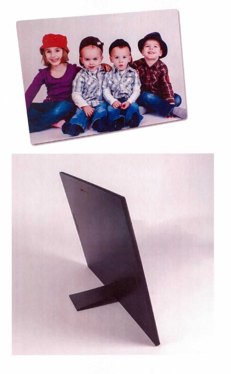 "Fotopaneel, Art. UNI-4609, UNI-4613"
- aus Tafeln aus Holzfaserplatten (lt. Antragsteller) mit abgerundeten Ecken, Vorderseiten mit einer speziellen 
  Polyesterbeschichtung sowie einer Kunststofffolie beklebt, auf der Rückseite mit einem Aufsteller versehen, 
  unmittelbar gebrauchsfertig in zwei Größen, ca. 203 x 254 x 6 mm und 254 x 254 x 6 mm,
- zum Bedrucken mit Bildern oder Text im Sublimationsdrucksverfahren.
(Abbildung siehe Anlage)

"Andere als in den Positionen 4401 bis 4420 genannte Ware aus Holz, kein Kleiderbügel, aus Faserplatten (zusammengesetzte Waren aus Faserplatten -charakterbestimmend- und Kunststofffolie), sog. Fotopaneel"