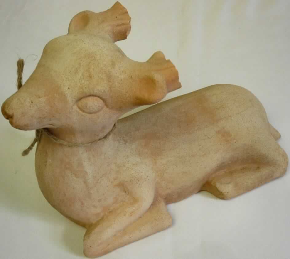 Keramischer Ziergegenstand, sog. Hirsch liegend (klein), Foto siehe Anlage,
- unglasierte, nicht bemalte Tierfigur in Form eines liegenden Hirsches,
- mit einer Höhe von ca. 19 cm,
- mit einer Länge von ca. 28 cm,
- keramisches Erzeugnis, nach der Formgebung gebrannt, tonmineralhaltiges Material enthaltend,
- aus (laut Antrag) gewöhnlichem Ton,
- ohne Hinweise auf Handarbeit.

"Keramischer Ziergegenstand, aus gewöhnlichem Ton, nicht handgearbeitet"