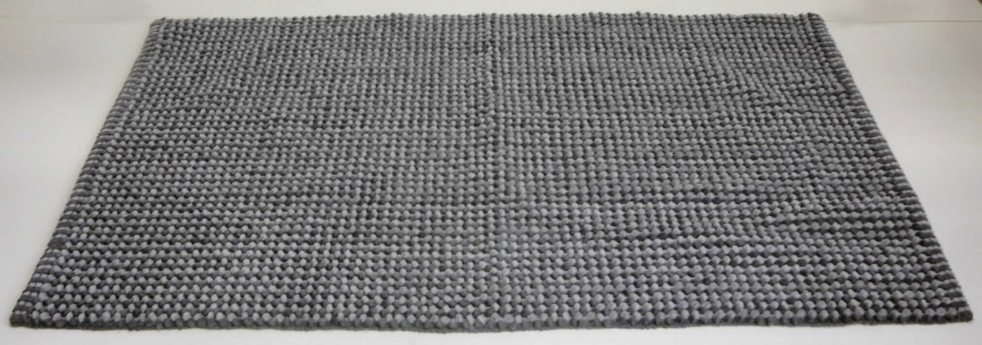 Fußbodenbelag, sog. Badematte, Badteppich, Foto siehe Anlage,
- rechteckig, in den Abmessungen (L X B): ca. 62 x 102 cm,
- mit einer Dicke von ca. 7,7 mm,
- aus Schlingengeweben aus Garnen und Chenillegarnen aus laut Antrag 100 % Baumwolle,
- an den Längsseiten mit echten Webkanten, an den Schmalseiten durch Umschlagen und Festnähen gesäumt 
  (somit konfektioniert),
- auf der Rückseite rutschhemmend ausgerüstet,
- kennzeichnet sich durch seine Festigkeit, Dicke und Steifheit als Fußbodenbelag,
- kein den Kelim, Sumak und Karamanie ähnlicher handgewebter Teppich, somit keine Ware der Unterposition 
  5702 10.

"Fußbodenbelag, aus Spinnstoffen, gewebt, weder getuftet noch beflockt, kein Kelim, Sumak, Karamanie und 
 ähnlicher handgewebter Teppich, mit Flor, konfektioniert, aus Baumwolle"
