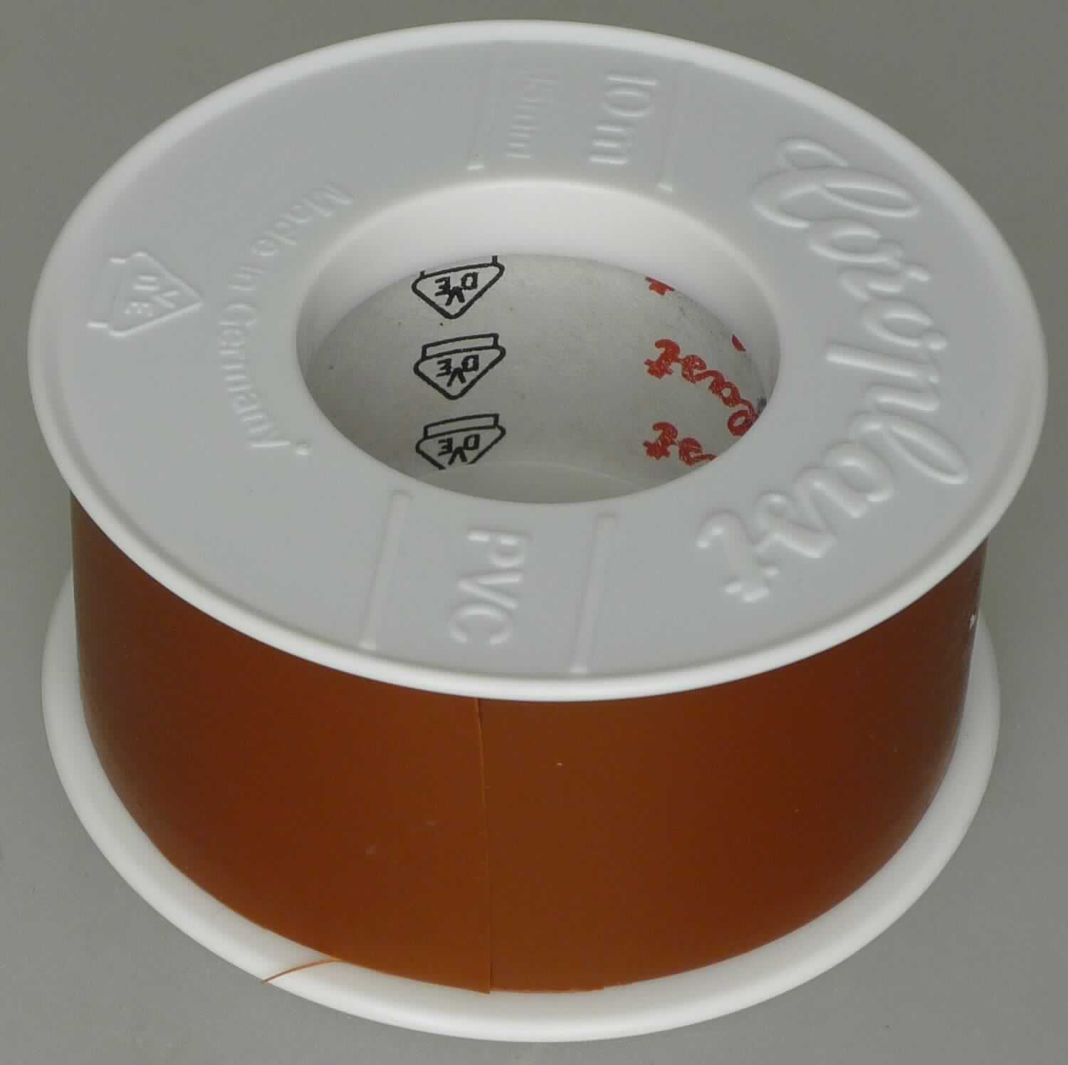 Mit Kunststoff überzogenes Gewebe, sog. Gewebeband, Art. 0518245777, Foto siehe Anlage,
- als Meterware; auf Rollen, lt. Antrag mit einer Länge von 2,5 m und einer Breite von 1,9 cm,
- aus einem ca. 0,5 mm dicken, einfarbigen Gewebe aus Spinnstoffen, das auf der Innenseite mit dem bloßen 
  Auge wahrnehmbar mit Kunststoff (laut Antrag: Acrylat; kein Zellkunststoff) bestrichen ist,
- von Hand bei einer Temperatur zwischen 15 und 30 °C auf einen Dorn von 7 mm Durchmesser aufrollbar,
  ohne rissig zu werden.

"Gewebe, mit Kunststoff (Acrylat) bestrichen, anderes als solche der Position 5902, mit Schauseite aus 
 Spinnstoffen"