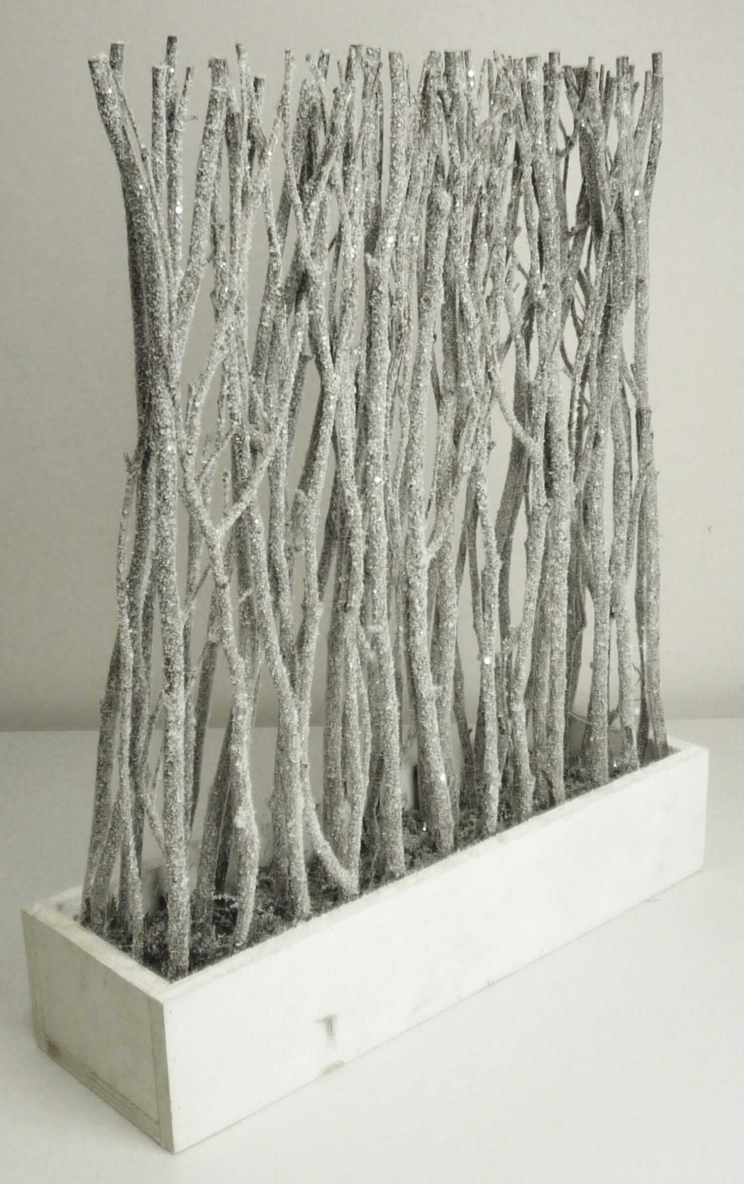 "Holz Gesteck gerahmt", Art. NAN3246044,
- aus natürlichen, getrockneten und beglitterten Haselnusszweigen und Gras (Pflanzenteile) in
  einem rechteckigen Kasten aus Sperrholz (Abmessungen ca. 40 x 12 x 8 cm) eingeklebt , 
- wird üblicherweise vom Blumenhandel zu Zierzwecken geliefert (keine den Kränzen und
  Sträußen ähnliche Ware).
(Abbildung siehe Anlage)

Der Charakter der zusammengesetzten Ware wird aufgrund der Bedeutung für die Verwendung, 
der Menge und des Wertes durch die Pflanzenteile bestimmt.

"Pflanzenteile, ohne Blüten und Blütenknospen, zu Zierzwecken, weitergehend bearbeitet als nur 
 getrocknet (zusammengesetzte Ware aus Pflanzenteilen - charakterbestimmend - und Holz); 
 sog. Holz Gesteck"