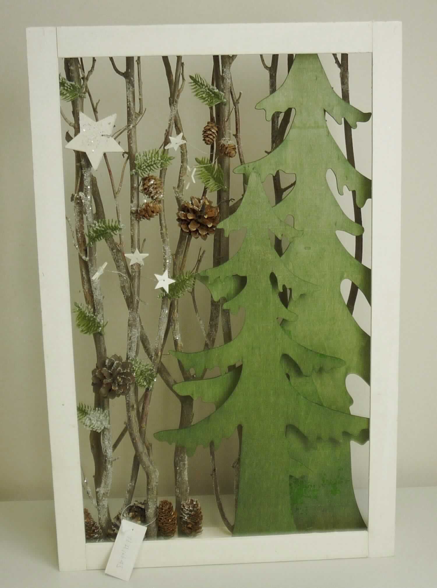 "Holz Rahmen Deko", Art. NAN3246011,
- aus 14 natürlichen Kiefernzapfen und sieben natürlichen Zweigen (Pflanzenteile) sowie
  Sperrholzzuschnitten in Form von zwei Tannenbäumen und sechs flachen Sternen, und neun 
  Nadelzweigen aus Kunststoff, in einen rechteckigen Rahmen aus Sperrholz 
  (Abmessungen ca. 37 x 57 x 7,5 cm) eingeklebt,  
- wird üblicherweise vom Blumenhandel zu Zierzwecken geliefert (keine den Kränzen und
  Sträußen ähnliche Ware).
(Abbildung siehe Anlage)

Der Charakter der zusammengesetzten Ware wird aufgrund der Menge und des Wertes durch 
die natürlichen Pflanzenteile bestimmt.

"Pflanzenteile, ohne Blüten und Blütenknospen, zu Zierzwecken, weitergehend bearbeitet als nur 
 getrocknet (zusammengesetzte Ware aus Pflanzenteilen - charakterbestimmend -, Holz und Kunststoff);
 sog. Holz Rahmen"