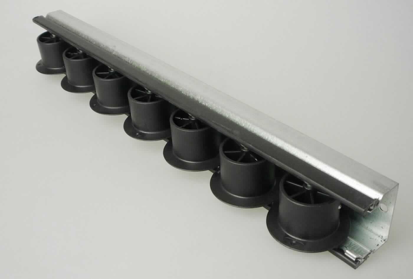 Sog. Profil mit Rollen,
- aus mehreren nicht motorbetriebenen Laufrädchen aus Kunststoff, eingesetzt in eine
  U-förmige Montagevorrichtung aus Aluminium (Abbildung siehe Anlage),
- zur Verwendung im industriellen Bereich zur Beförderung von Paketen, Kisten, o.ä.

"Gerät zum Fördern, Stetigförderer für Waren (nicht pneumatisch), keine Ware der
 Codenummern 8428 3100 00 0 bis 8428 3300 00 0, Rollenbahn - sog. Profil mit Rollen"