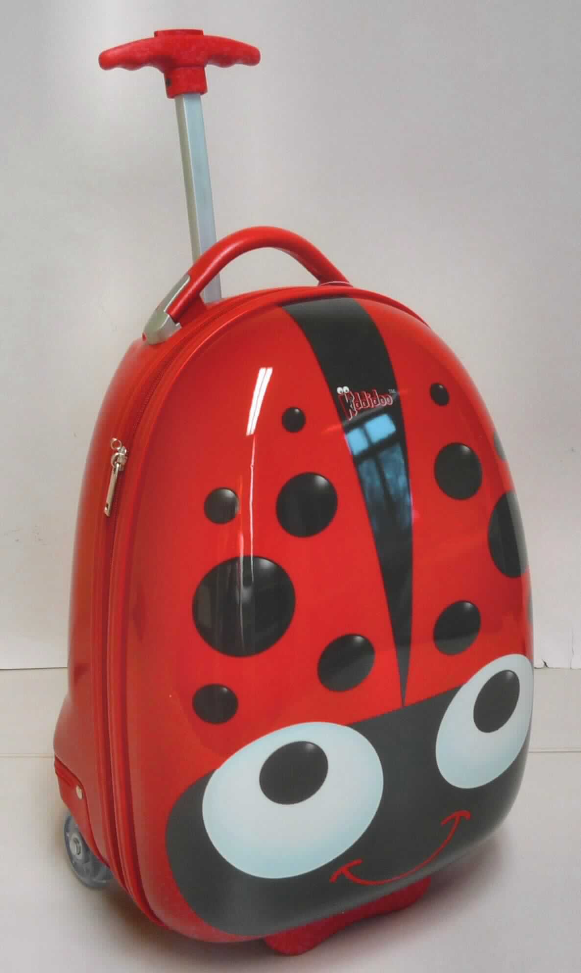 Reisekoffer, Kinder Hartschalen-Trolley, Abbildung siehe Anlage, 
- mit einer Außenseite aus formgepresstem Kunststoff in Form von zwei Halbschalen, 
- mit einem ausziehbaren Griff zum Ziehen des Koffers auf zwei Rollen, 
- mit einem Tragegriff an der oberen Schmalseite, 
- mit einem an drei Seiten umlaufenden Doppelreißverschluss zu öffnen, 
- an einer Innenseite mit einem in der Mitte zu verbindenden Kreuzpackgurt, 
- an der anderen Innenseite mit einer Abdeckung aus Spinnstoffgeweben, die mit einem 
  an drei Seiten umlaufenden Reißverschluss zu öffnen ist, 
- ansonsten innen ohne weitere Einteilung oder Ausstattung, gefüttert, 
- mit den Abmessungen von ca. 42 (H) x 30 (B) x 22 (T) cm.

"Reisekoffer, mit Außenseite aus formgepreßtem Kunststoff"