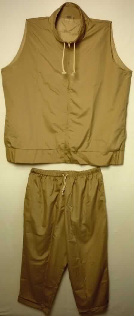 Kombination, sog. Freizeit Anzug, bestehend aus einer Weste und einer langen Hose, Größe XXL, Foto siehe Anlage,
- in gemeinsamer Aufmachung für den Einzelverkauf,
- aus ca. 0,3 mm dicken, einfarbigen Geweben aus lt. Antrag 100 % Polyester (synthetische Chemiefasern),
- vollständig aus ein und demselben Flächenerzeugnis hergestellt und gleich in Struktur, Stil, Farbe, Material 
  und Größe,
- ohne Hinweise auf den Trägerkreis (unisex),
- Oberteil (Weste): 
-- gefüttert,
-- über den Schritt reichend (Rückenlänge: ca. 74 cm),
-- mit einem Stehkragen mit Kordelzug,
-- vorn mit einer durchgehenden Öffnung mit einem bis in die Kragenspitzen reichenden Reißverschluss,
-- ärmellos, 
-- mit zwei seitlich eingesetzten, offenen Taschen unterhalb der Taille,
-- am unteren Rand mit einem angesetzten Bund,
- Unterteil (lange Hose):
-- in der Taille abschließend mit einem elastischen Bund mit Kordelzug,
-- ohne Öffnung und ohne Verschluss,
-- mit seitlich eingesetzten, offenen Taschen,
-- mit 3/4-langen Hosenbeinen, die die Knie vollständig bedecken (Seitenlänge: ca. 89 cm),
-- an den Beinabschlüssen durch Umschlagen und Festnähen gesäumt.

"Kombination, aus Geweben, für Frauen, aus synthetischen Chemiefasern, keine Arbeits- und Berufskleidung"