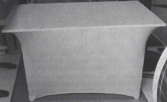 Tischwäsche, sog. Stretchhusse für eckigen Banketttisch, Art. 94675, Foto siehe Anlage,
- dreidimensional der Form eines eckigen Tisches entsprechend gearbeitet; lt. Antrag mit den Abmessungen von
  120 cm x 80 cm x 74 cm,
- aus ca. 0,6 mm dicken, einfarbigen Gewirken aus laut Antrag 90 % Polyester und 10 % Elasthan (beides 
  synthetische Chemiefasern),
- an allen vier unteren Ecken mit eingenähten Zuschnitten aus augenscheinlich Kunststoff, 
- durch Zusammennähen konfektioniert,
- am unteren Rand mit einer Einfassung aus Gewirken versehen,
- wird üblicherweise gewaschen und kennzeichnet sich nach Material und Verwendungszweck als Tischwäsche.

"Tischwäsche, aus Spinnstoffen, aus Gewirken"