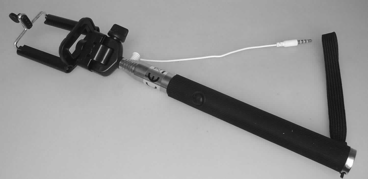 Es handelt sich bei dem Erzeugnis (Art. 61/1881) um einen sogenannten Selfie-Stick. Der Selfie-Stick ist eine aus verschiedenen Bestandteilen zusammengesetzte Ware. Er besteht im Wesentlichen aus einer auf ca. 110 cm ausziehbaren Teleskopstange mit Griff und einer beweglichen, in der Größe auf verschiedene Mobiltelefone einzustellenden Halterung für ein Mobiltelefon am oberen Ende und einem Fernauslöser im Griff, der mit einem Anschlusskabel zum Anschluss des Mobiltelefons am oberen Teil verbunden ist. Der Selfie-Stick wird ähnlich einem einbeinigen Stativ zur Fertigung von Fotografien mit dem Mobiltelefon verwendet, wobei die Bildauslösung durch die kabelgebundene Fernsteuerung erfolgt. Er ist mit einer Handschlaufe ausgestattet.

Das einbeinige Stativ bestimmt den Charakter der zusammengesetzten Ware im Hinblick auf die Verwendung. Die Teleskopstange besteht aus Stahl, während die Halterung aus Kunststoff besteht. Der Charakter der aus verschiedenen Stoffen bestehenden Ware wird im Hinblick auf die Verwendung und den Umfang durch den Stahl bestimmt.

Das in einer Pappschachtel verpackte Erzeugnis ist als "Einbeinstativ, nicht von der Unterposition (KN) 9620 0010 erfasst, nicht aus Aluminium oder Kunststoff" einzureihen.