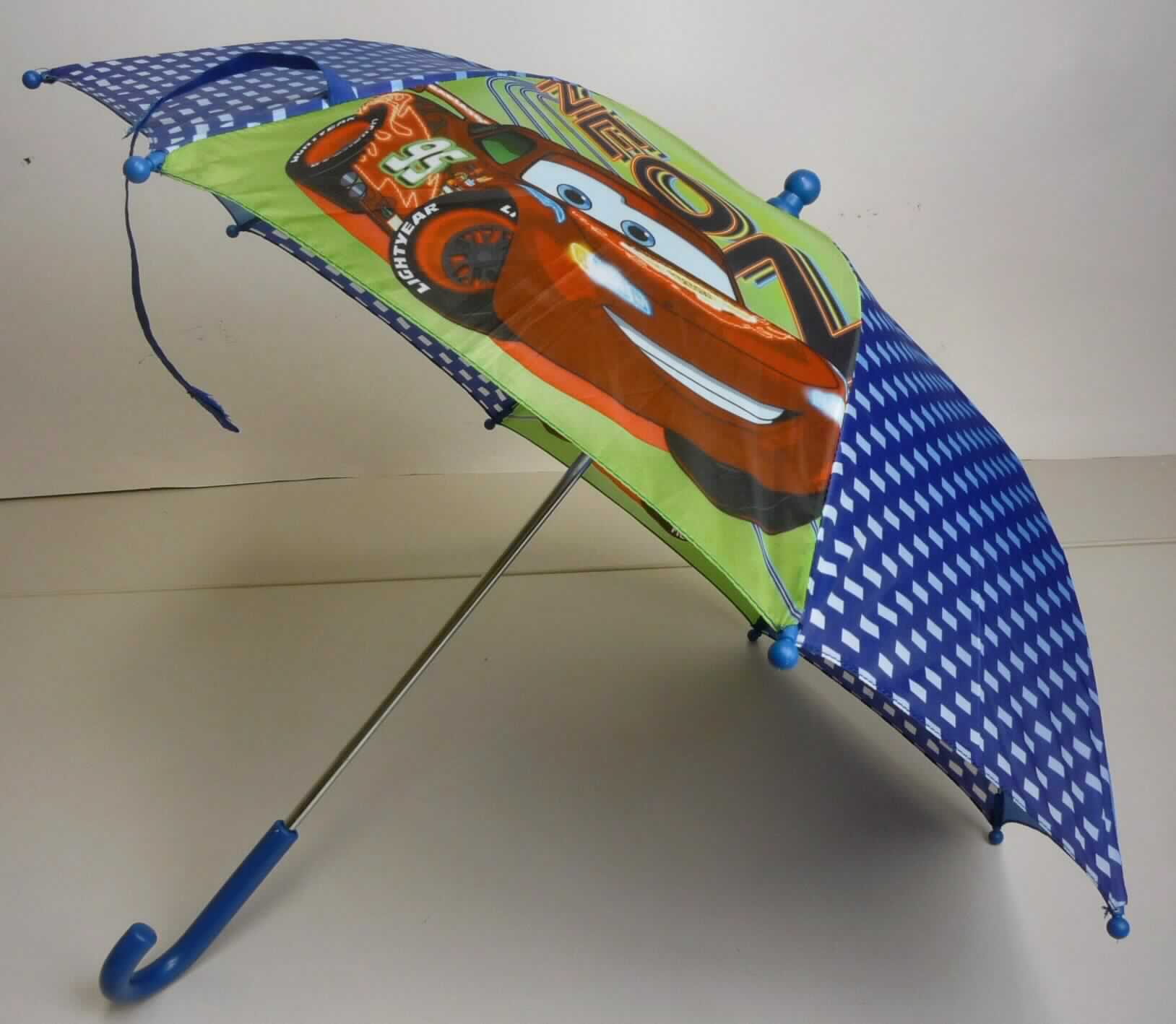 Regenschirm, Stockschirm, sog. Regenschirm für Kinder, Abbildung siehe Anlage, 
- zum wirksamen Schutz gegen Regen, 
- mit einer Länge von ca. 55 cm und einem Durchmesser (aufgespannt) von ca. 65 cm, 
- mit einem Bezug aus bedruckten Geweben aus Spinnstoffen, 
- mit einem Gestell aus unedlem Metall, 
- mit einem gebogenen Griff aus Kunststoff.

"Regenschirm (Stockschirm), mit Bezug aus Geweben aus Spinnstoffen"