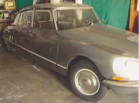 Gebrauchter Personenkraftwagen, sog. Citroen DS21, Foto siehe Anlage.
- mit Hubkolbenverbrennungsmotor mit Fremdzündung,
- mit einem Hubraum von 2.160 cm³,
- Typ Citroen DS, Baujahr 1967,
- (lt. Antrag) im Originalzustand,
- gebraucht,
- wurde in den Jahren 1955 bis 1975 in den unterschiedlichen Modellvarianten in einer sehr 
  großen Stückzahl (1.456.115 Exemplare) hergestellt, von denen heute noch eine Vielzahl 
  existieren,
- u. a. aufgrund der fehlenden Seltenheit und des fehlenden geschichtlichen Wertes (mit dem 
  Fahrzeug wurden keine automobiltechnischen Neuerungen verwirklicht) keine Ware der
  Position 9705.

"Gebrauchter Personenkraftwagen mit Hubkolbenverbrennungsmotor mit Fremdzündung, mit
einem Hubraum von mehr als 1500 cm³ bis 3000 cm³"