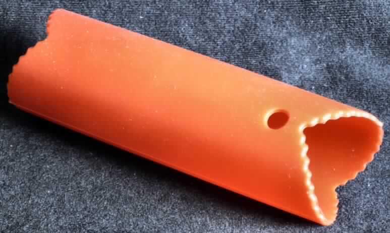 Bei der durch ein Warenmuster veranschaulichten Ware handelt es sich um einen Artikel für den Tisch- oder Küchengebrauch in Form eines Knoblauchschälers aus Kunststoffen im Sinne der Anmerkung 1 zu Kapitel 39 (lt. Antragsangaben Silikon).

Der zylinderförmige Hohlkörper (Ø 4,3 cm, Länge: 13 cm) hat eine kelchartige Öffnung und dient zum Schälen von Knoblauch. Dazu wird eine Knoblauchzehe in den Hohlkörper gegeben und durch gleichmäßiges Rollen oder Reiben die Schale von der Zehe gelöst. 

Die Ware ist in einem bedruckten Pappkarton für den Einzelverkauf aufgemacht.

Zolltariflich liegt ein "Artikel für den Tisch- oder Küchengebrauch, aus Kunststoffen" vor.
