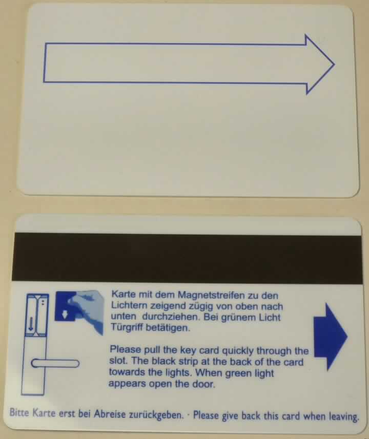 Bei der PVC Karte handelt es sich um eine Karte (Abmessungen: 85,60 x 53,98 mm, bedruckt bzw. unbedruckt) mit einem auf der Rückseite aufgebrachten Magnetstreifen. Der Magnetstreifen dient als magnetischer Aufzeichnungsträger für Informationen die mittels Aufzeichnungs- bzw. Lesegeräte (nicht Gegenstand dieser vZTA) eingelesen bzw. ausgelesen werden können, hier z.B. Hotelschließsystemdaten.

Die Ware wird als "magnetischer Aufzeichnungsträger, Karte mit Magnetstreifen" eingereiht.

Anlage: 1 Abbildung